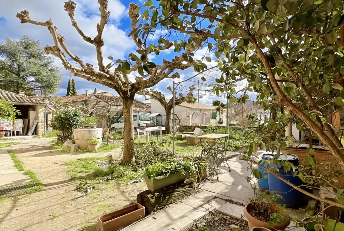 Maison en pierre avec jardin, dépendances et garage à Vaison-la-Romaine 