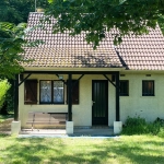 Maison à vendre dans domaine privé à Bazoches-sur-le-Betz (45) - 2 chambres, jardin, équipements sportifs