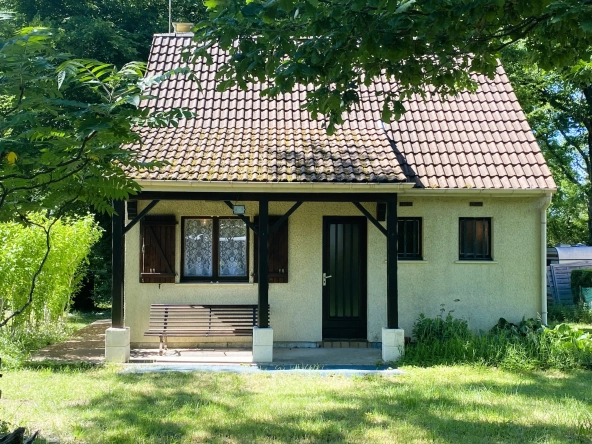 Maison à vendre dans domaine privé à Bazoches-sur-le-Betz (45) - 2 chambres, jardin, équipements sportifs