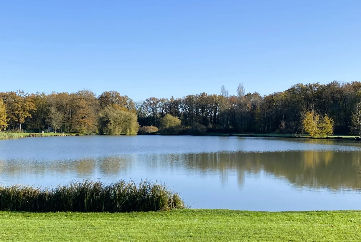 Maison à vendre dans domaine privé à Bazoches-sur-le-Betz (45) - 2 chambres, jardin, équipements sportifs 
