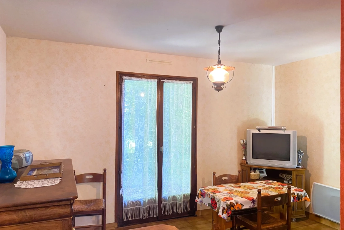 Maison à vendre dans domaine privé à Bazoches-sur-le-Betz (45) - 2 chambres, jardin, équipements sportifs 