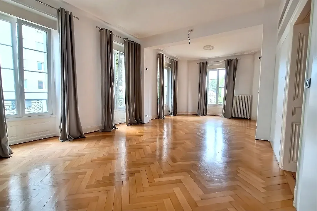 Magnifique appartement haussmannien de 85 m² à Mulhouse avec parking et cave 