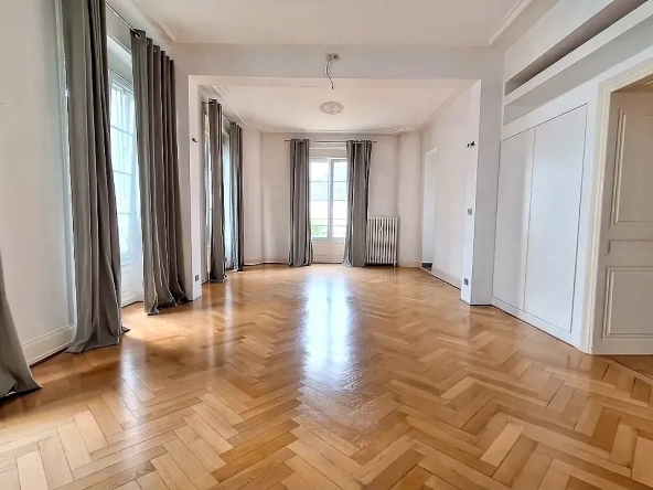 Magnifique appartement haussmannien de 85 m² à Mulhouse avec parking et cave