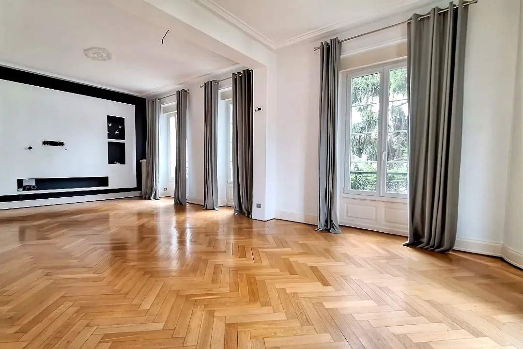 Magnifique appartement haussmannien de 85 m² à Mulhouse avec parking et cave 