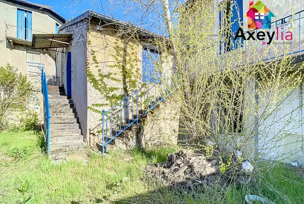 Immeuble à vendre à Roanne avec deux bâtiments à rénover et terrain de 454 m² 