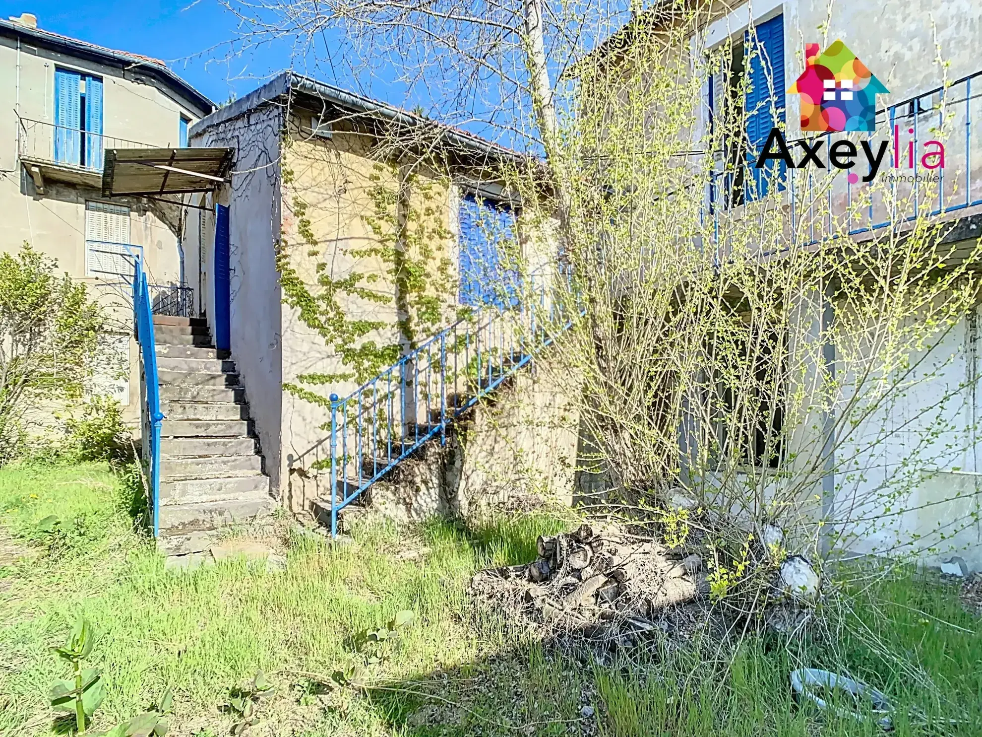 Immeuble à vendre à Roanne avec deux bâtiments à rénover et terrain de 454 m² 