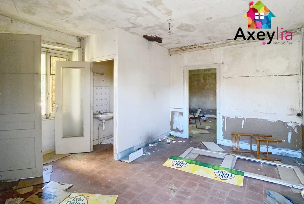 Immeuble à vendre à Roanne avec deux bâtiments à rénover et terrain de 454 m² 