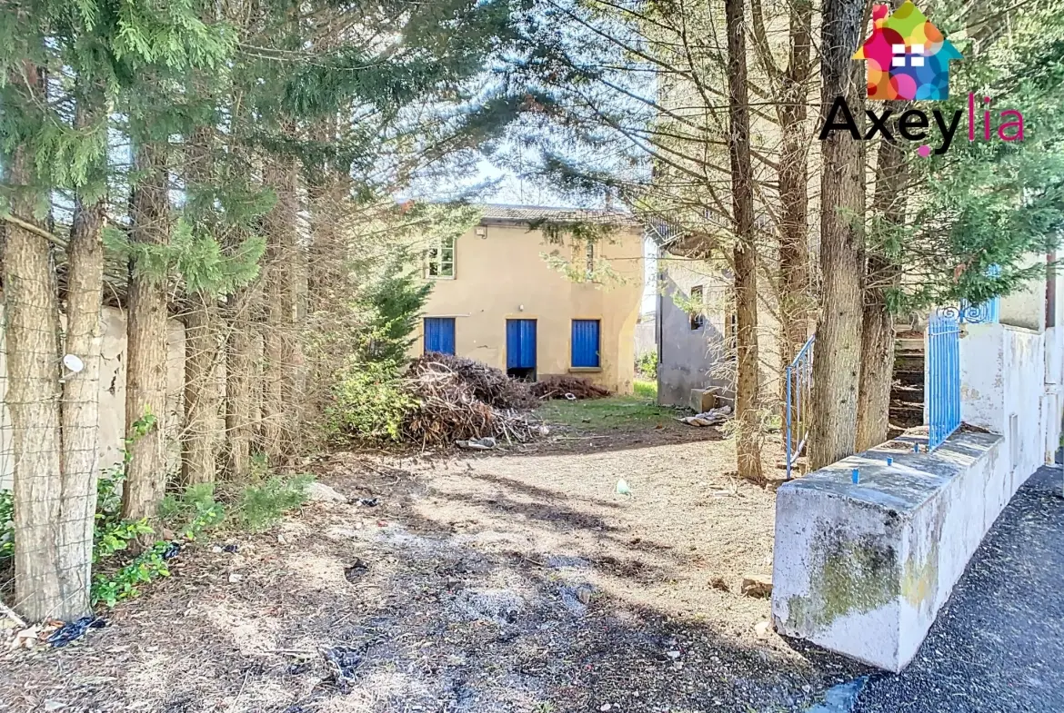 Immeuble à vendre à Roanne avec deux bâtiments à rénover et terrain de 454 m² 