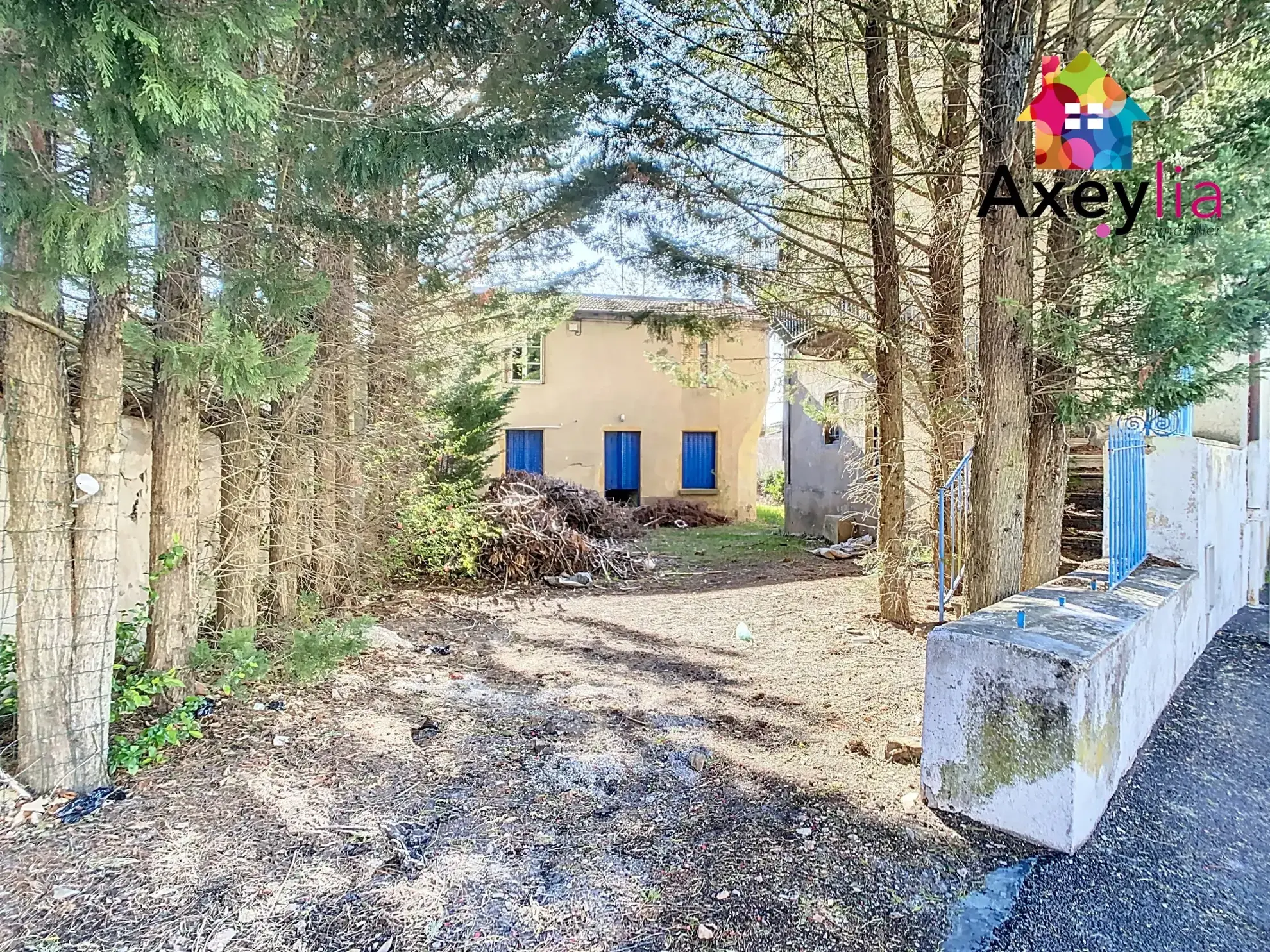 Immeuble à vendre à Roanne avec deux bâtiments à rénover et terrain de 454 m² 