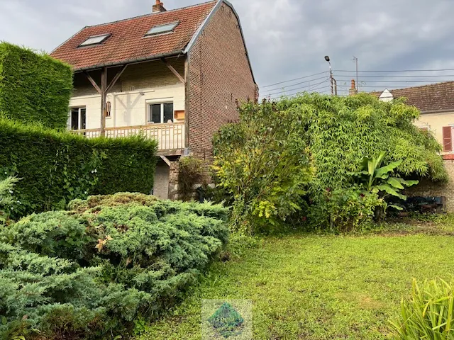 Maison spacieuse avec 3 chambres et 2 garages en centre-ville d'Abbeville 