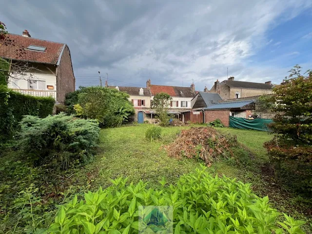 Maison spacieuse avec 3 chambres et 2 garages en centre-ville d'Abbeville 