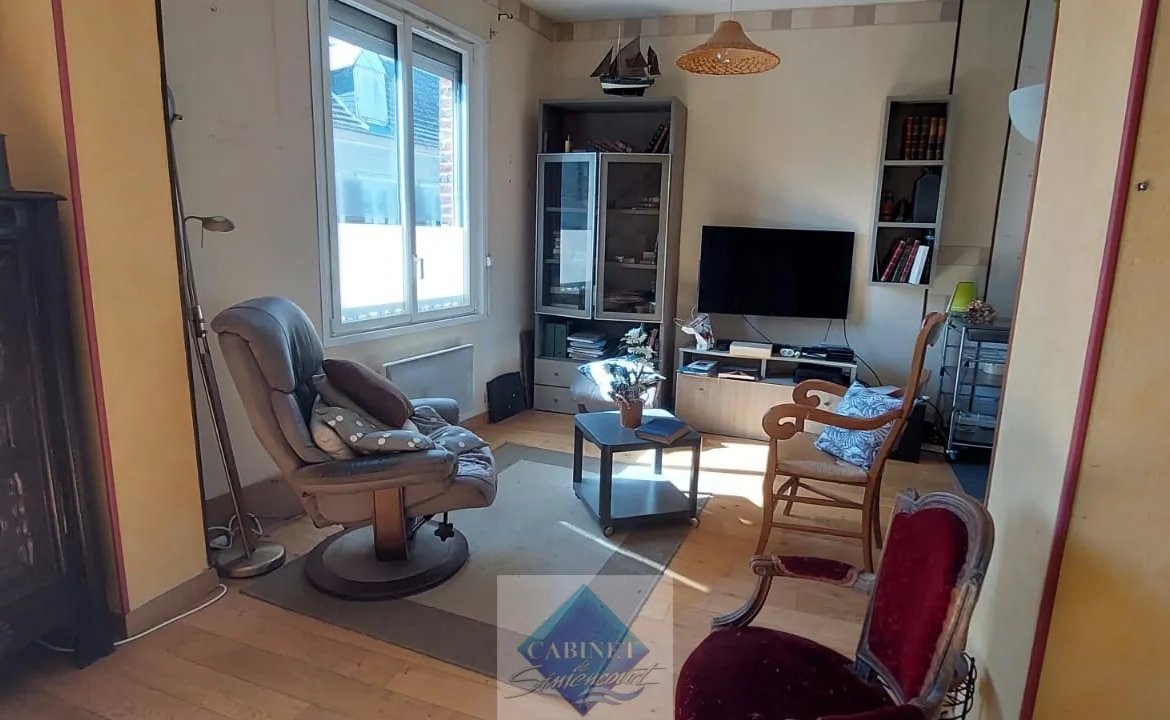Maison spacieuse avec 3 chambres et 2 garages en centre-ville d'Abbeville 