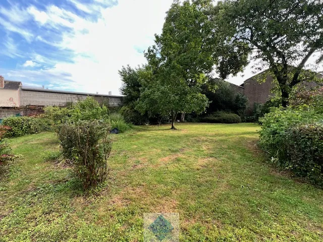 Maison spacieuse avec 3 chambres et 2 garages en centre-ville d'Abbeville 