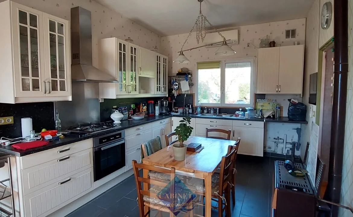 Maison spacieuse avec 3 chambres et 2 garages en centre-ville d'Abbeville 