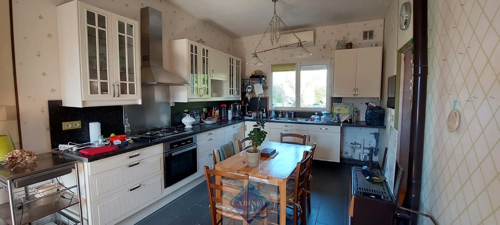 Maison spacieuse avec 3 chambres et 2 garages en centre-ville d'Abbeville 
