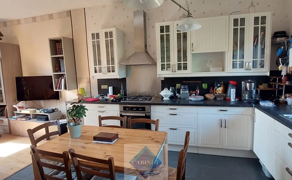 Maison spacieuse avec 3 chambres et 2 garages en centre-ville d'Abbeville 
