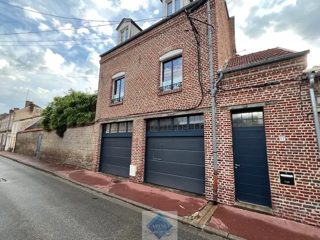 Maison spacieuse avec 3 chambres et 2 garages en centre-ville d'Abbeville 