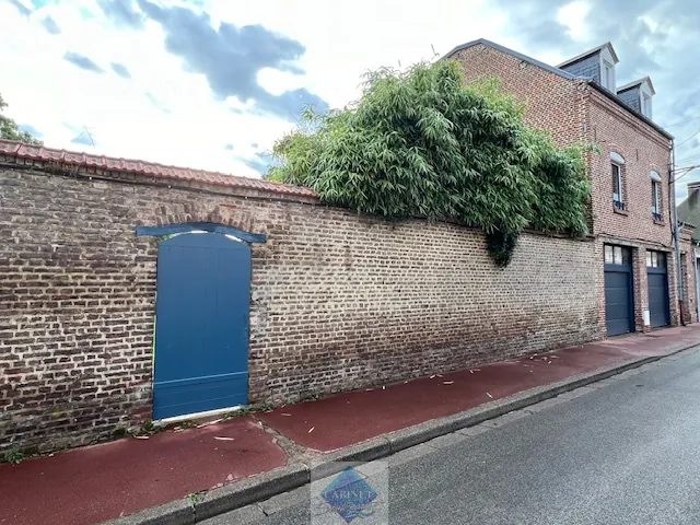 Maison spacieuse avec 3 chambres et 2 garages en centre-ville d'Abbeville 