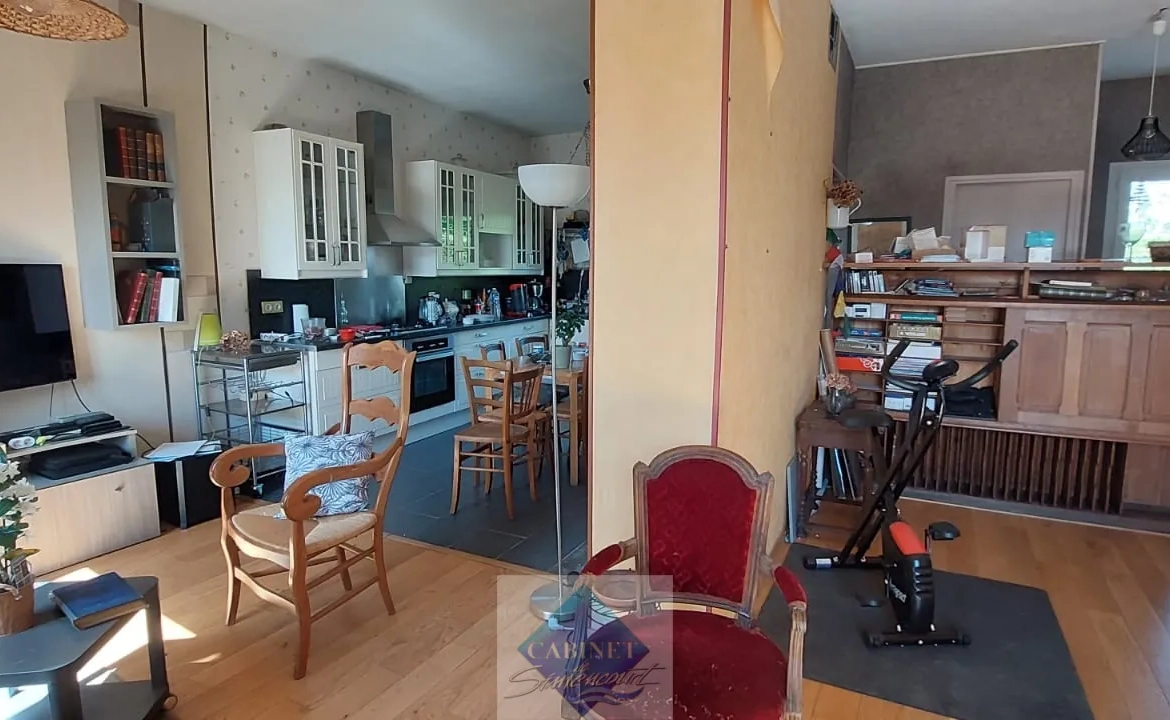 Maison spacieuse avec 3 chambres et 2 garages en centre-ville d'Abbeville 