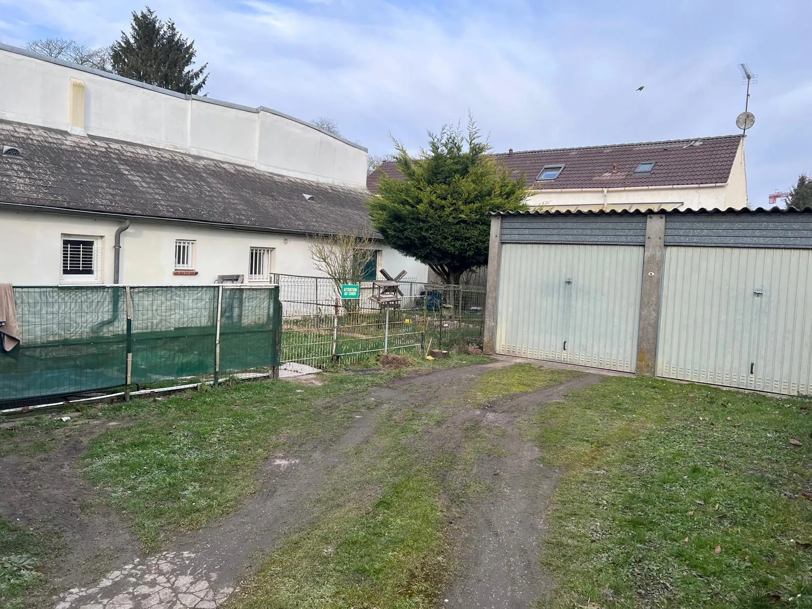 Immeuble de rapport à Angerville – 4 logements et 4 garages, bon rendement locatif 