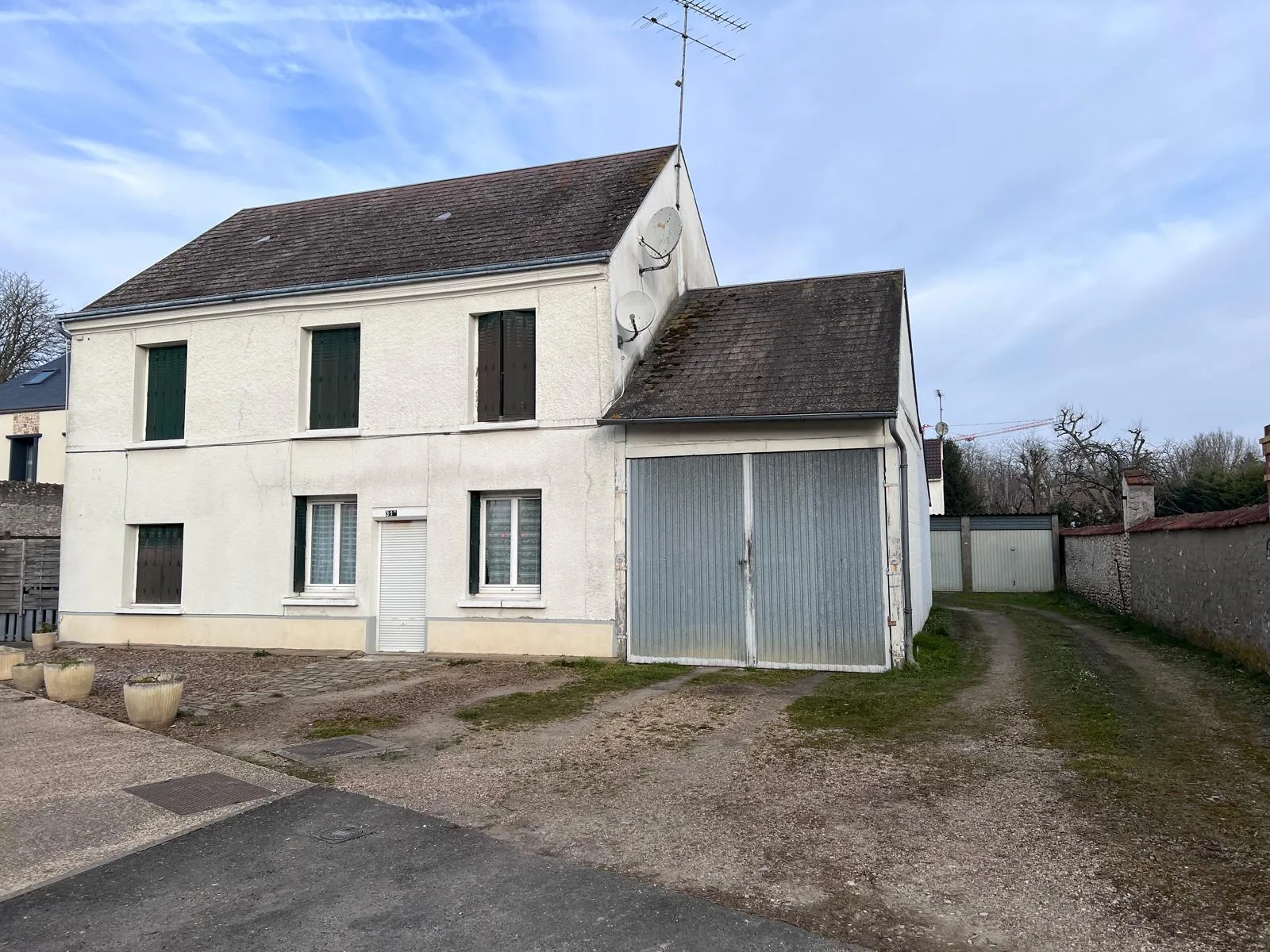 Immeuble de rapport à Angerville – 4 logements et 4 garages, bon rendement locatif 