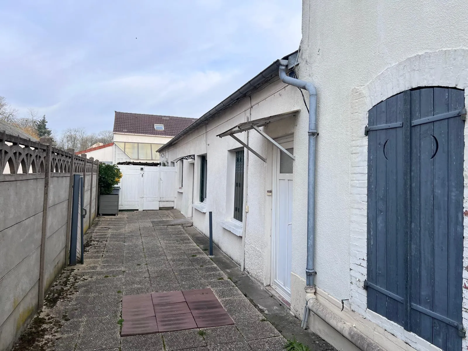 Immeuble de rapport à Angerville – 4 logements et 4 garages, bon rendement locatif 