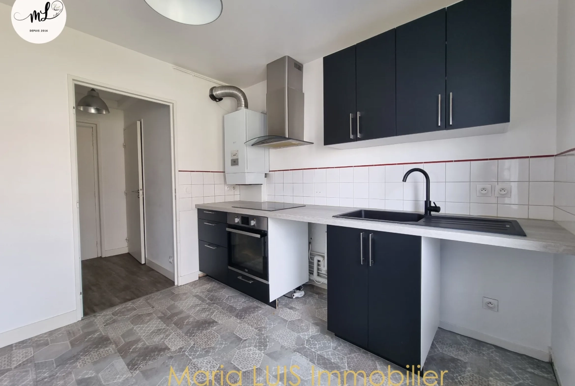 Appartement 4 pièces à Saint-Médard-en-Jalles, centre-ville, avec parking et balcon, sans travaux 