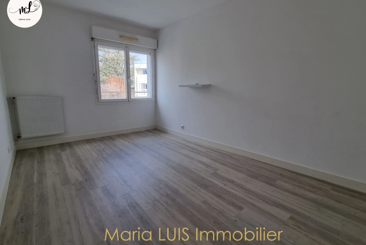 Appartement 4 pièces à Saint-Médard-en-Jalles, centre-ville, avec parking et balcon, sans travaux 