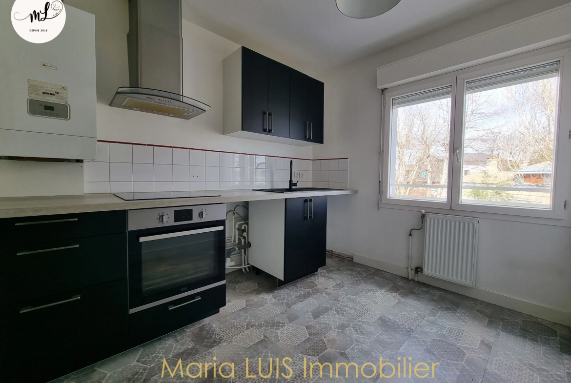 Appartement 4 pièces à Saint-Médard-en-Jalles, centre-ville, avec parking et balcon, sans travaux 