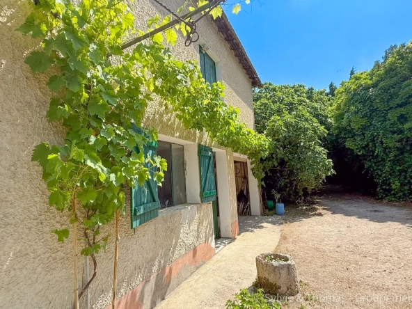 Belle maison à vendre à Orange avec grand terrain et potentiel d’extension