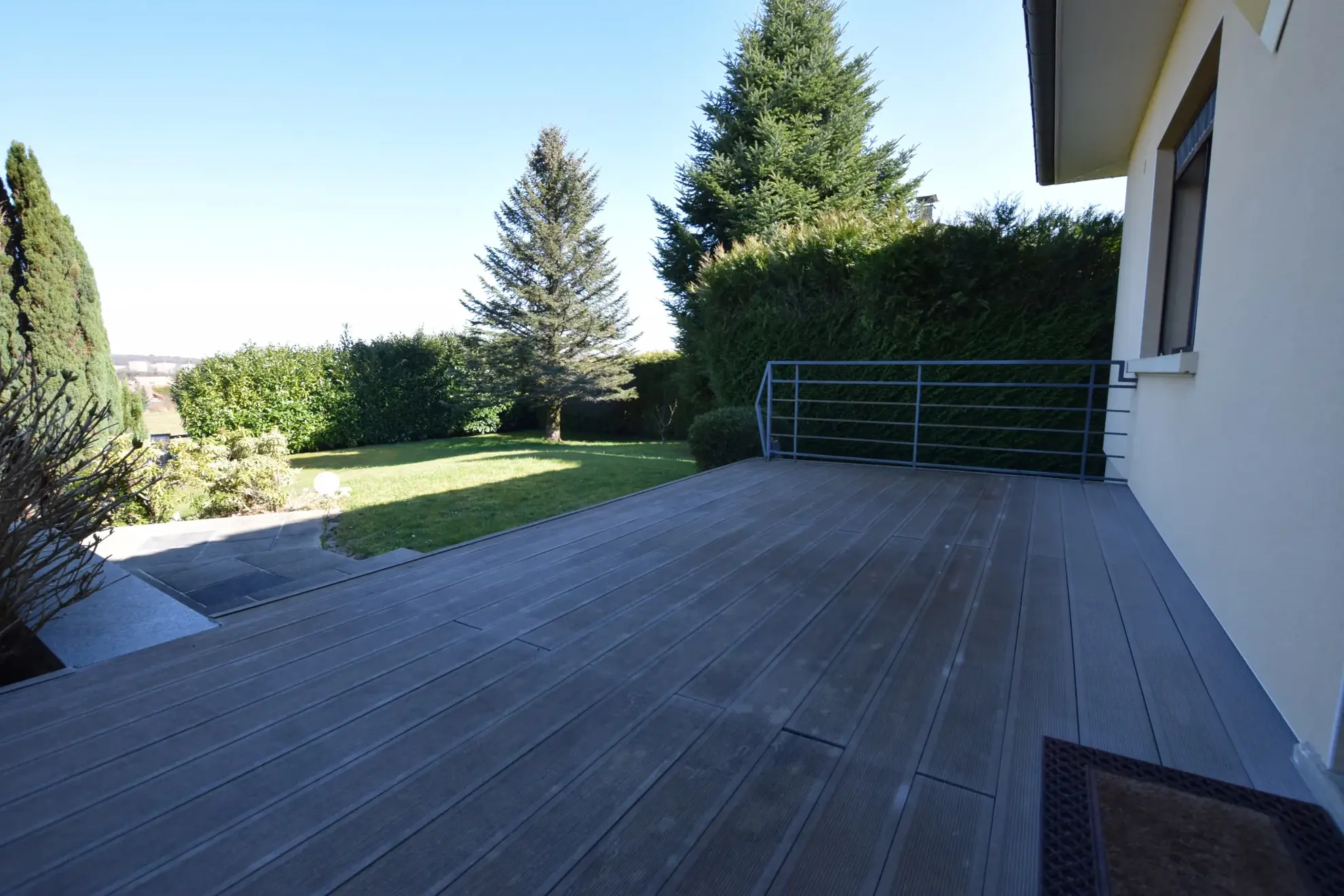 Belle villa contemporaine avec jardin et vue à Montbéliard 