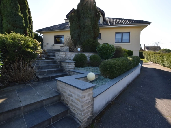 Belle villa contemporaine avec jardin et vue à Montbéliard