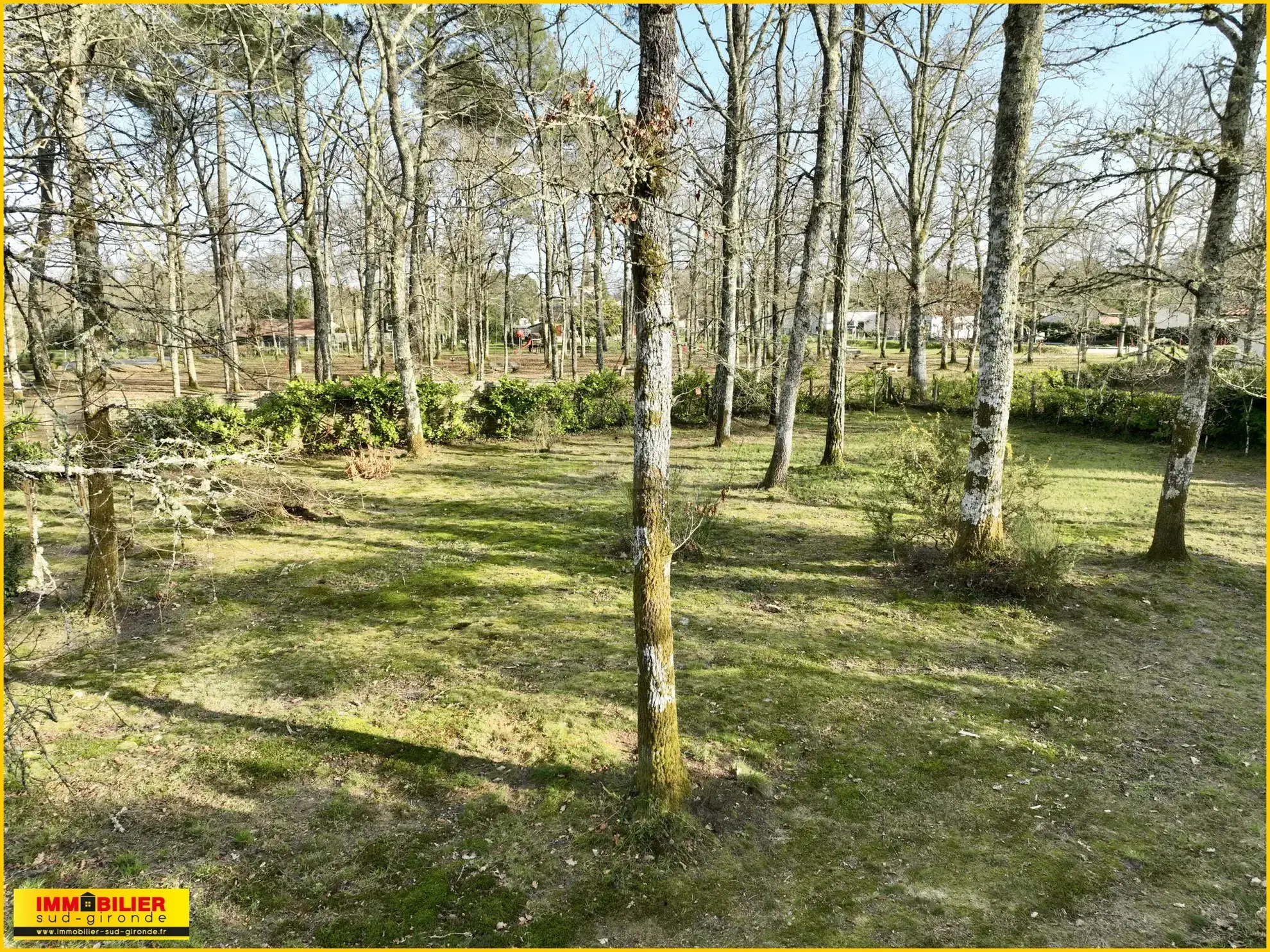 Terrain à bâtir viabilisé de 1032 m² au centre de Saint-Michel de Rieufret 