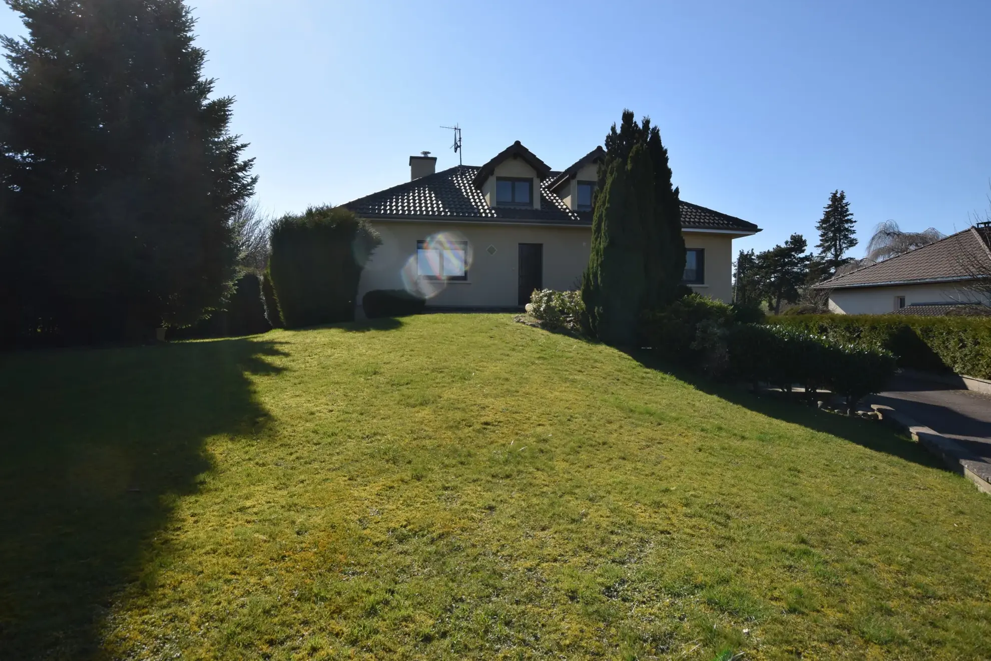 Belle villa contemporaine avec jardin et vue à Montbéliard 