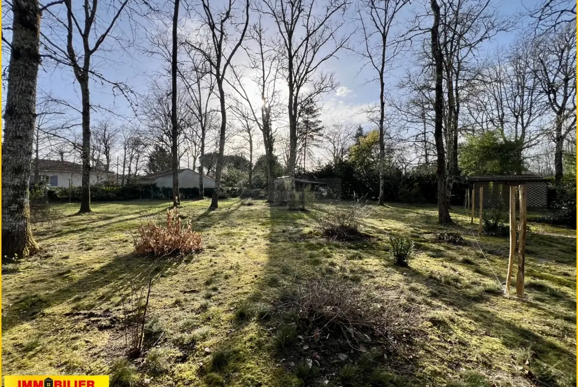 Terrain à bâtir viabilisé de 1032 m² au centre de Saint-Michel de Rieufret 
