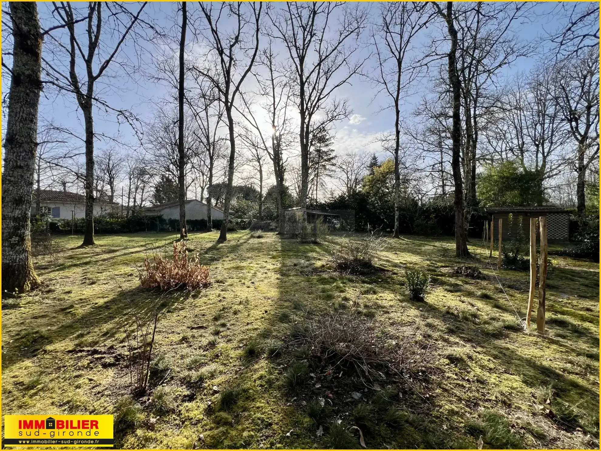 Terrain à bâtir viabilisé de 1032 m² au centre de Saint-Michel de Rieufret 