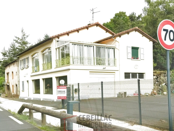 Maison spacieuse avec sous-sol et jardin à Saint Georges en Vente