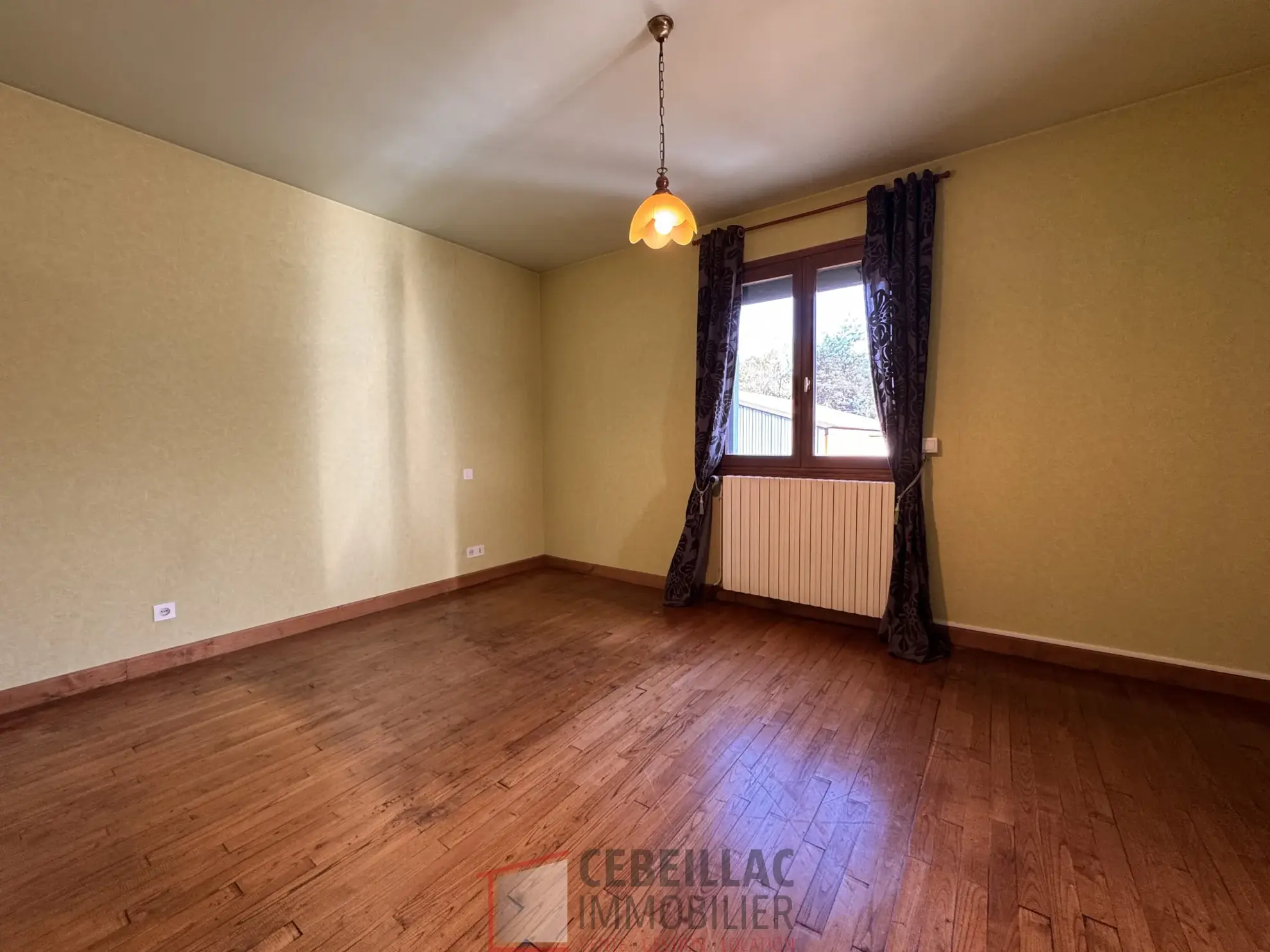 Maison spacieuse avec sous-sol et jardin à Saint Georges en Vente 