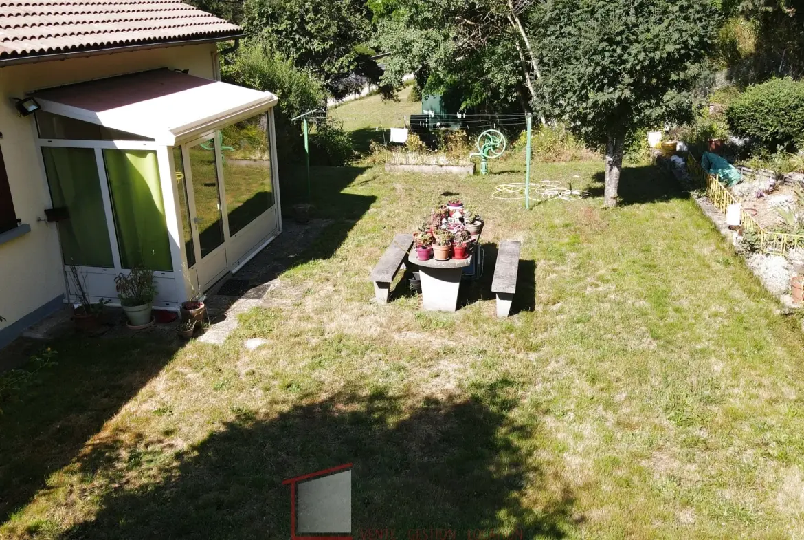 Maison spacieuse avec sous-sol et jardin à Saint Georges en Vente 
