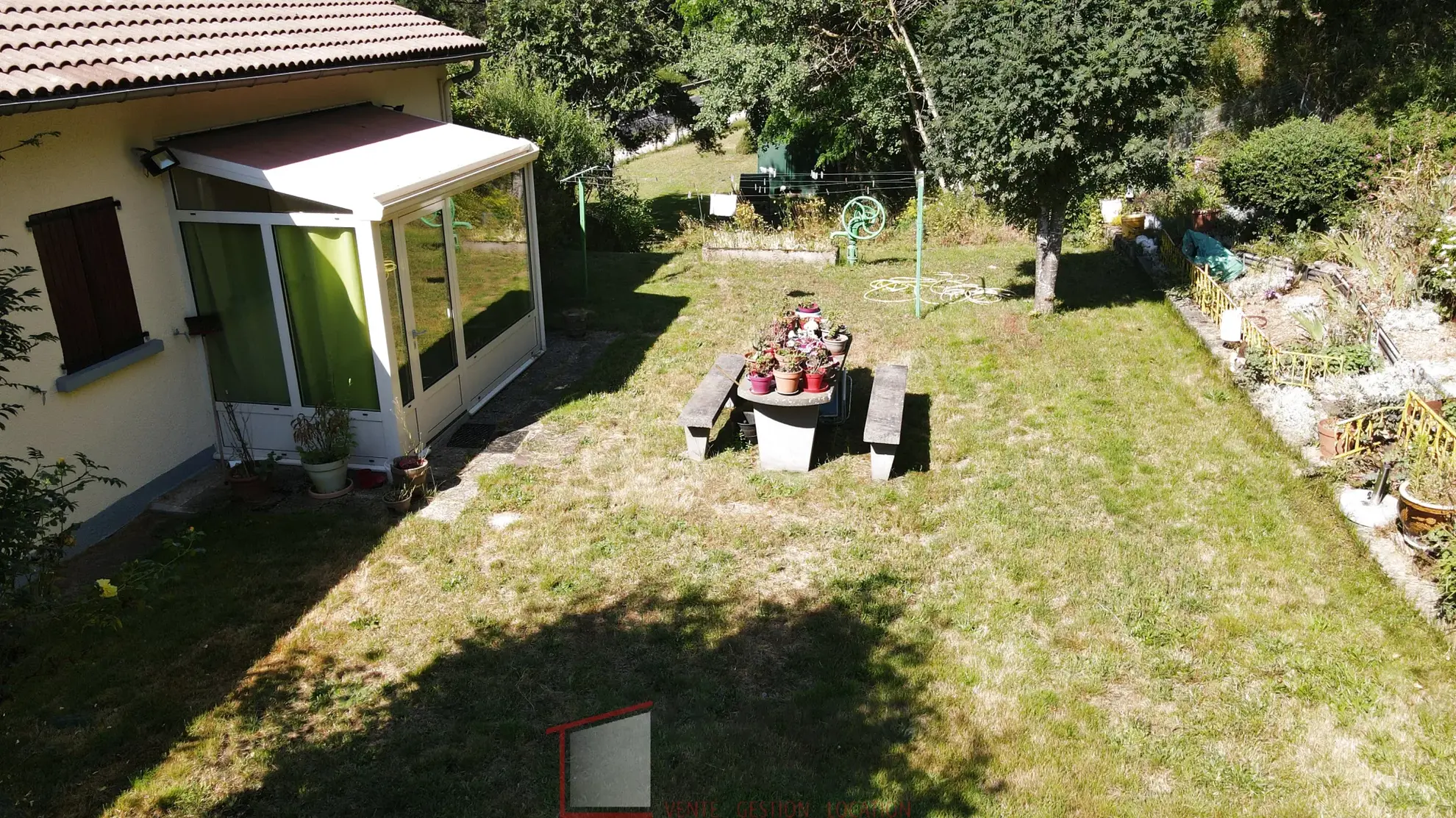 Maison spacieuse avec sous-sol et jardin à Saint Georges en Vente 