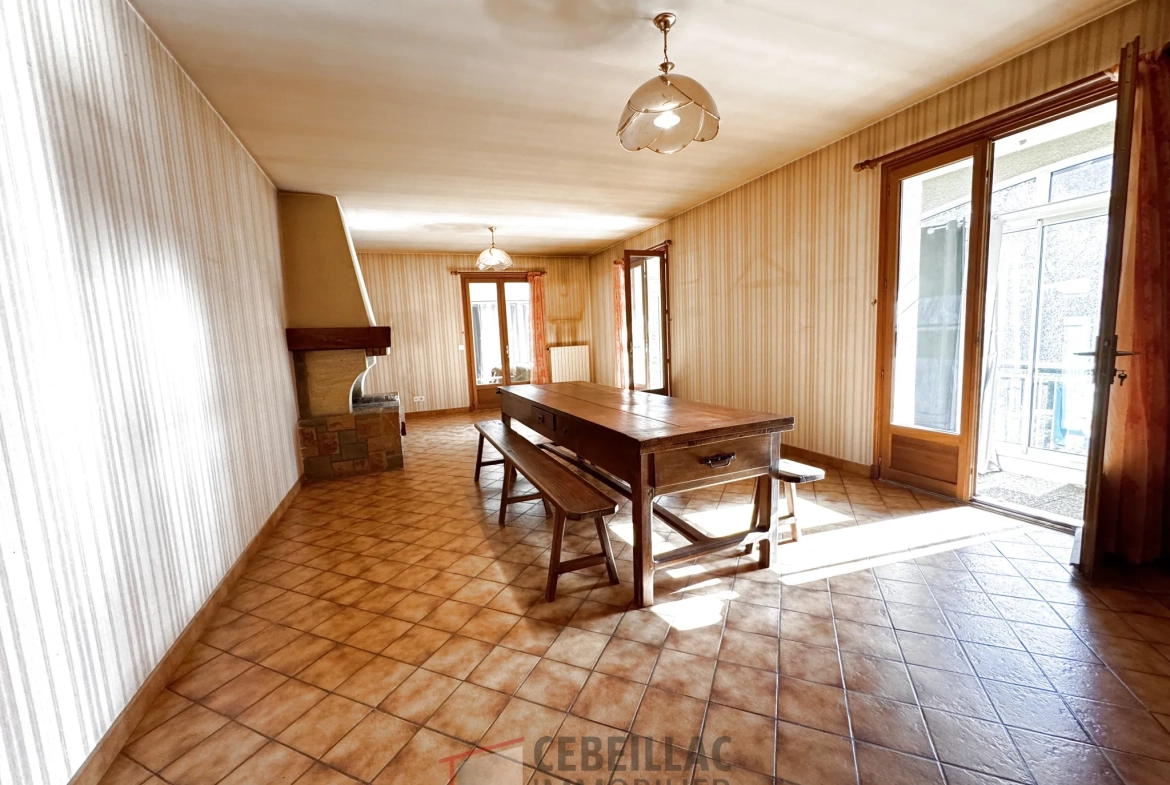 Maison spacieuse avec sous-sol et jardin à Saint Georges en Vente 