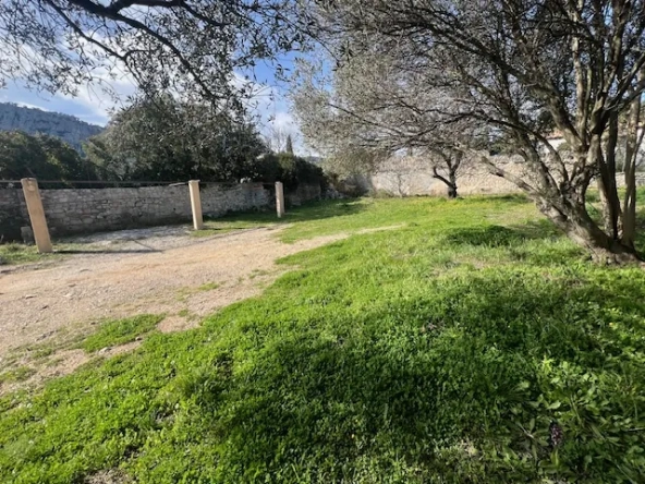Terrain constructible à La Valette du Var avec aperçu mer – calme et viabilisé
