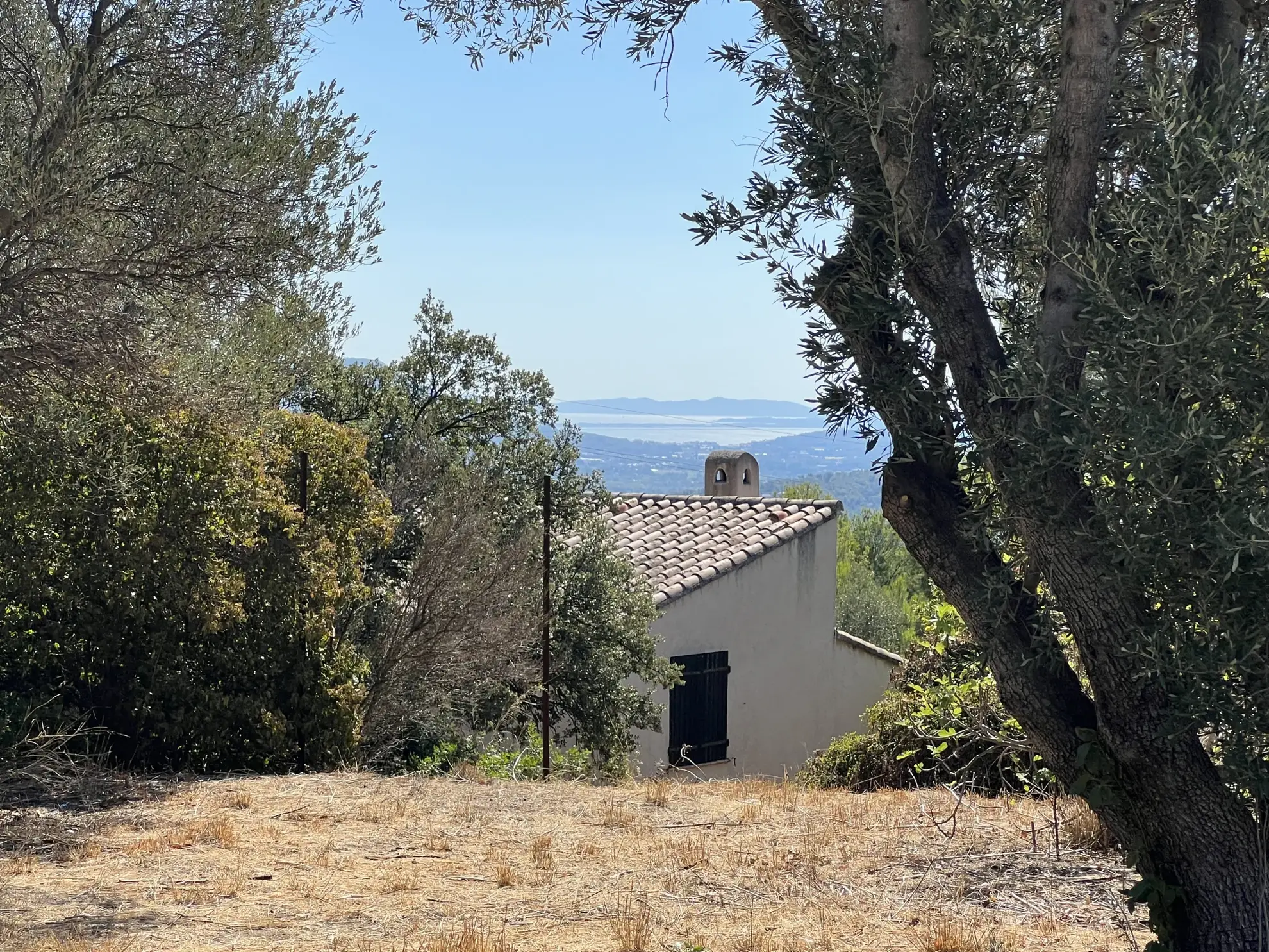 Terrain constructible à La Valette du Var avec aperçu mer – calme et viabilisé 