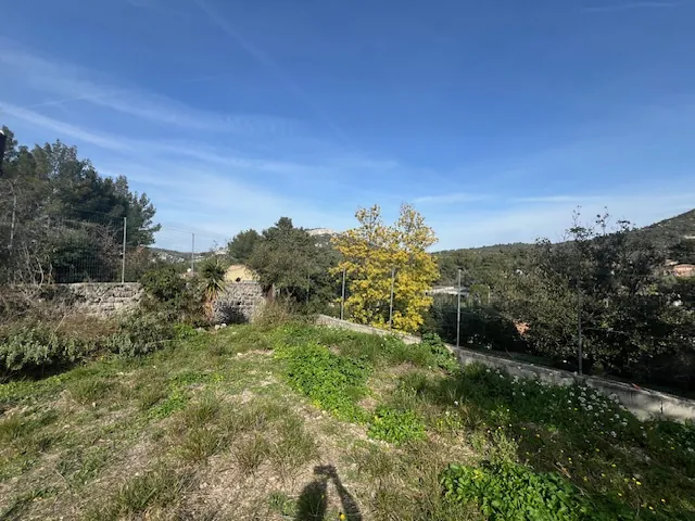 Terrain constructible à La Valette du Var avec aperçu mer – calme et viabilisé 