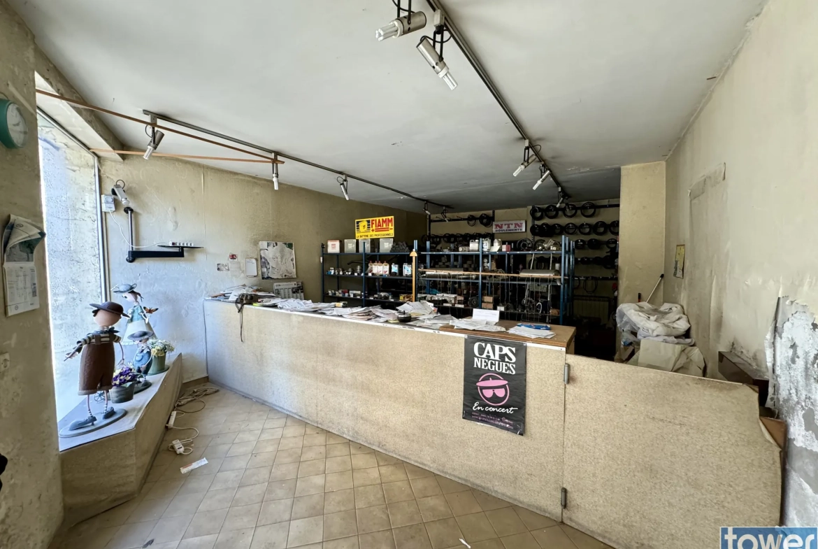 Immeuble à rénover avec local commercial en plein centre de Bazas 