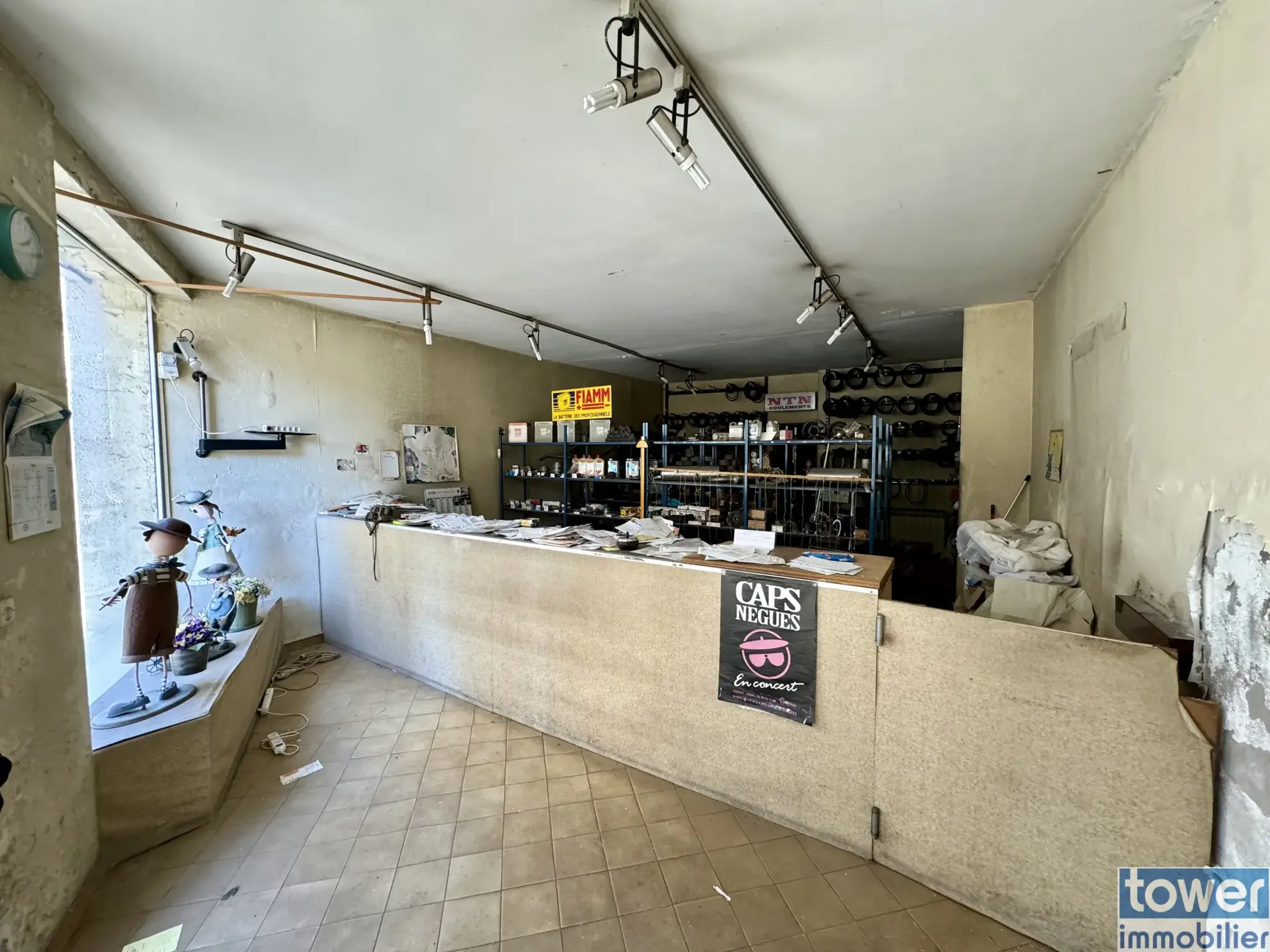 Immeuble à rénover avec local commercial en plein centre de Bazas 