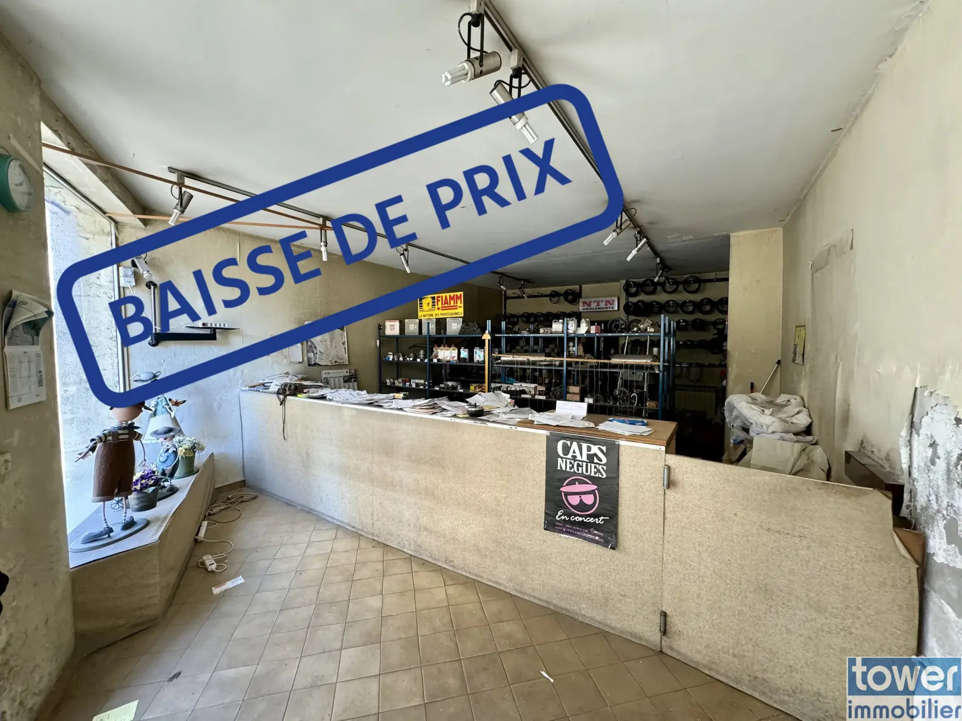 Immeuble à rénover avec local commercial en plein centre de Bazas 