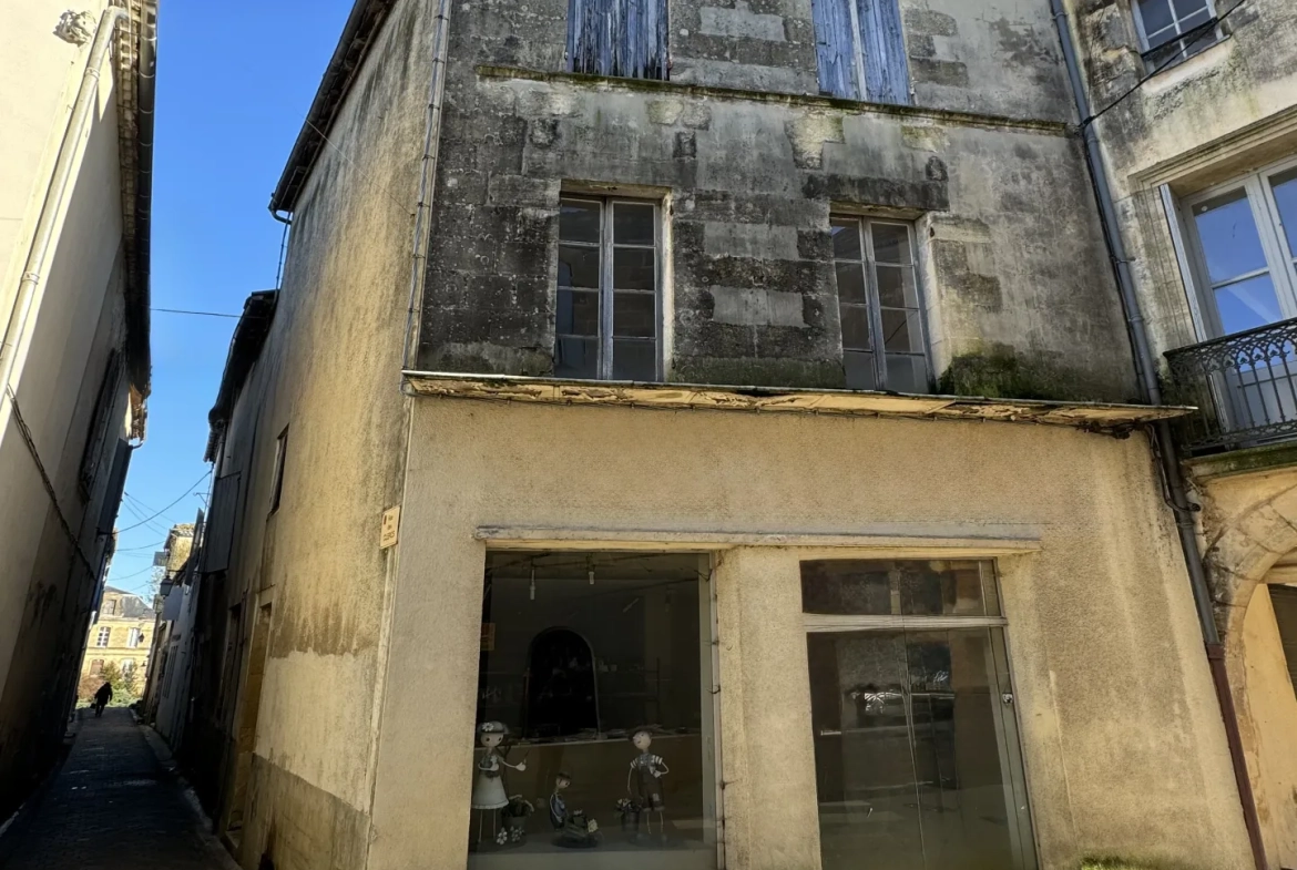 Immeuble à rénover avec local commercial en plein centre de Bazas 