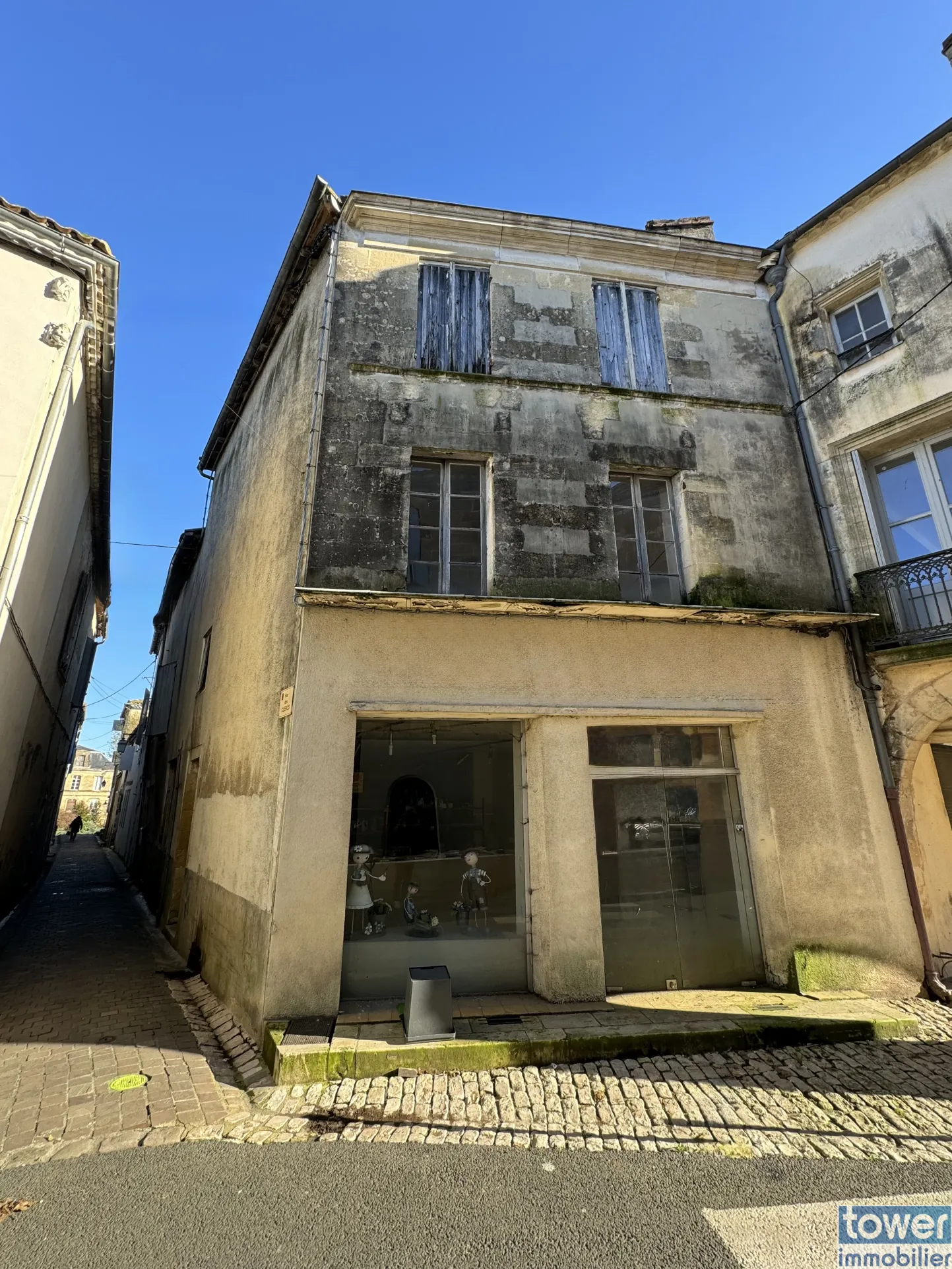 Immeuble à rénover avec local commercial en plein centre de Bazas 