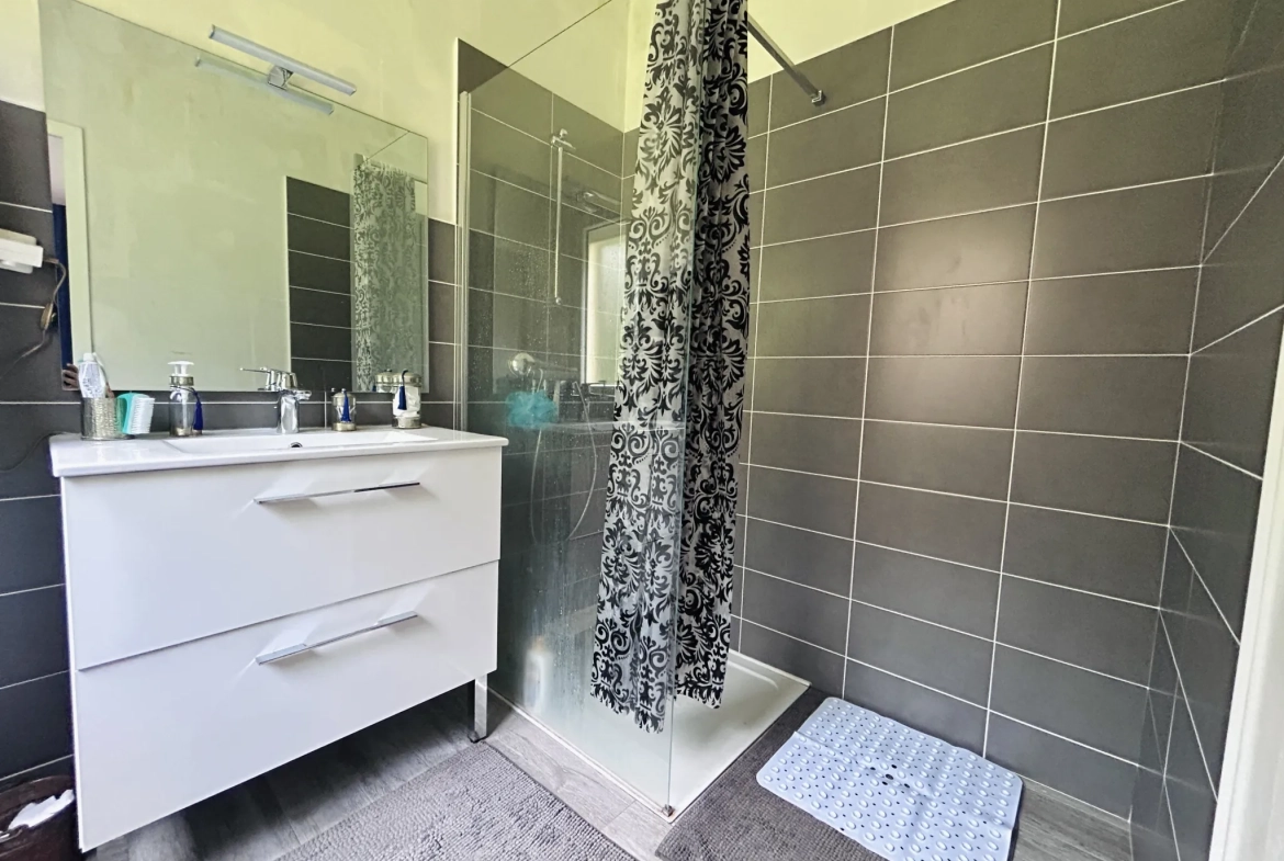 Maison individuelle avec piscine à Darazac, Xaintrie - Vue dégagée et environnement calme 